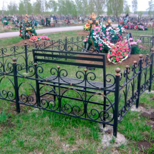 Снежетьское кладбище брянск. Закрыта калитка на могиле. Украшение оградки на кладбище цветами. Как закрыть калитку на кладбище. Кладбище солнечное новороссийск.